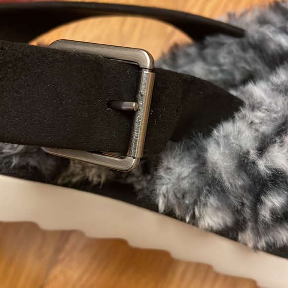 Koolaburra by UGG Slippers. Size 8. Black/Gray Animal Print. EUC. Adjustable - Picture 4 of 11